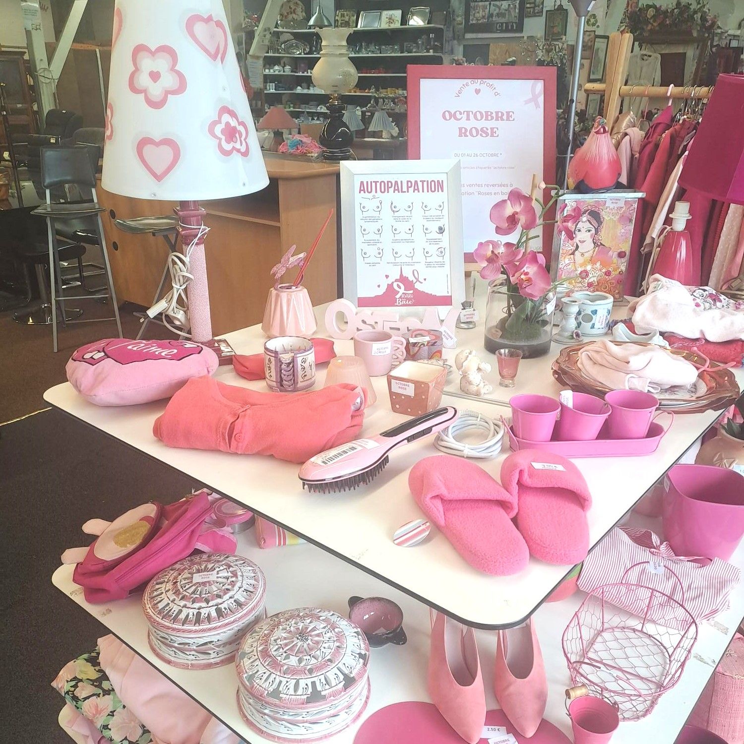 Objets roses en ressourcerie