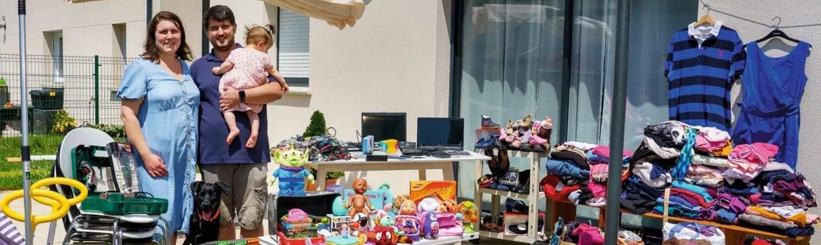 Famille dans son jardin avec de nombreux objets (jouets, électroniques, vêtements...) exposés