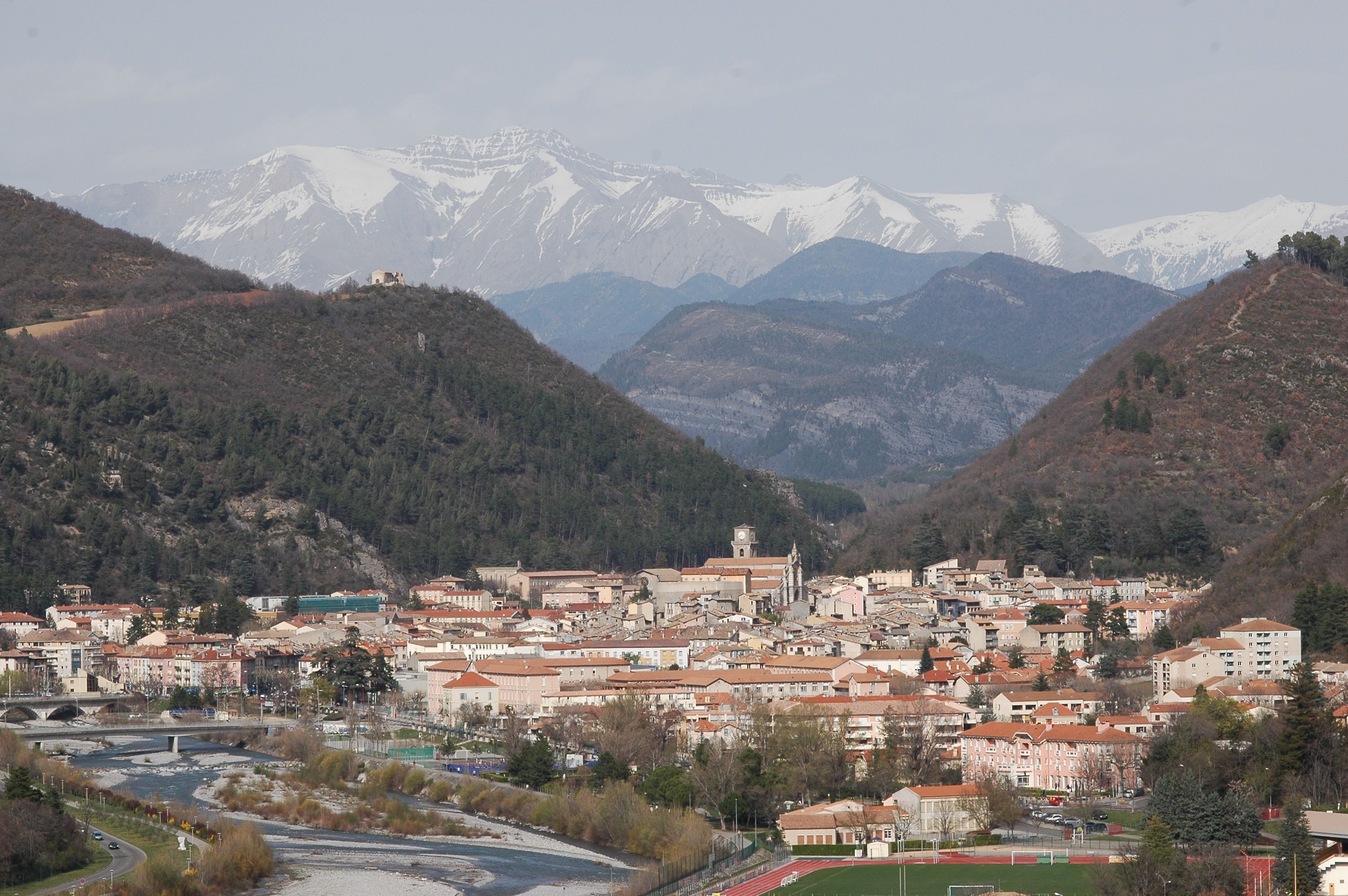 Paysage d Digne-les-Bains en premier plan et des alpes en arrière-plan