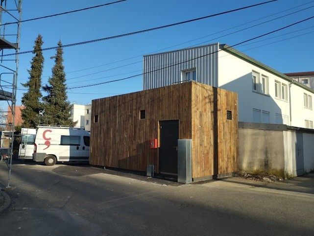 Bâtiment mobile en bois adossé à un bâtiment en dur