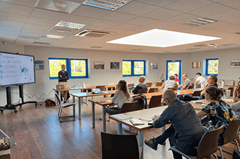 Photo de groupe dans une salle de formation