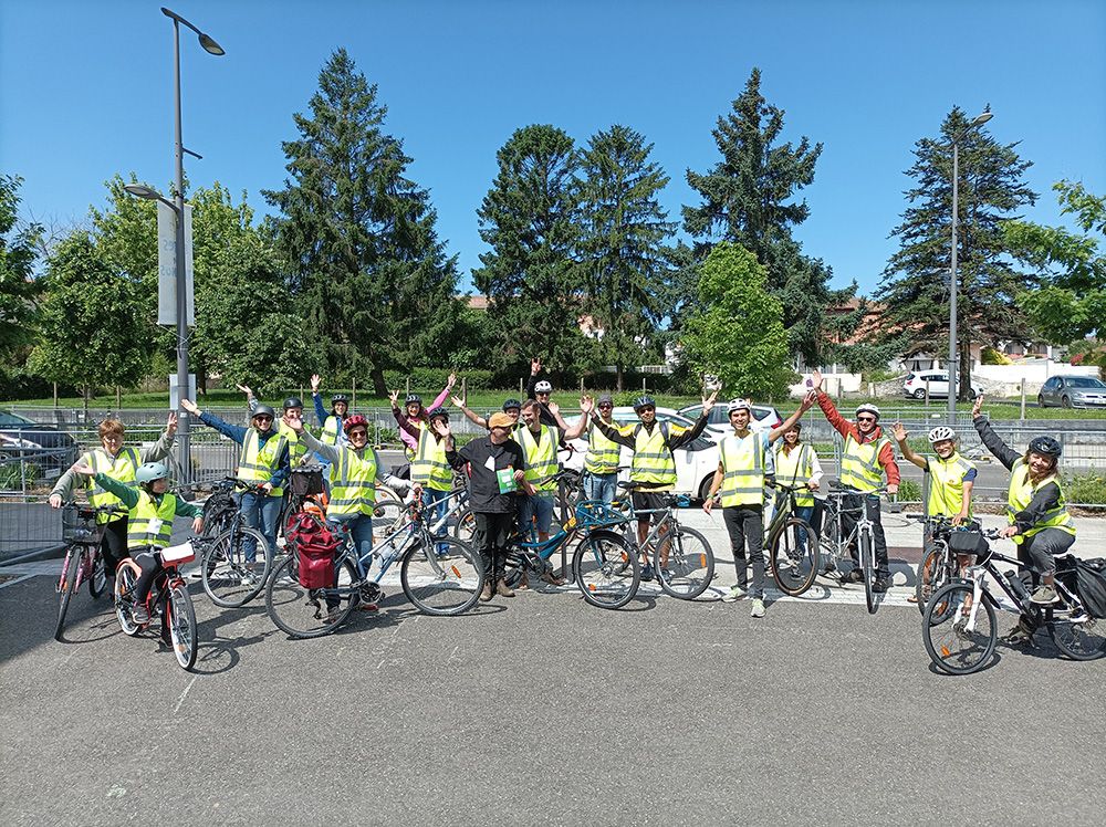 Groupe de personnes saluant à vélo