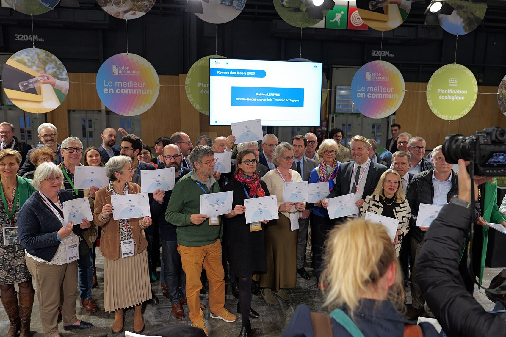 Groupe de personnes tenant un diplôme entre leurs mains