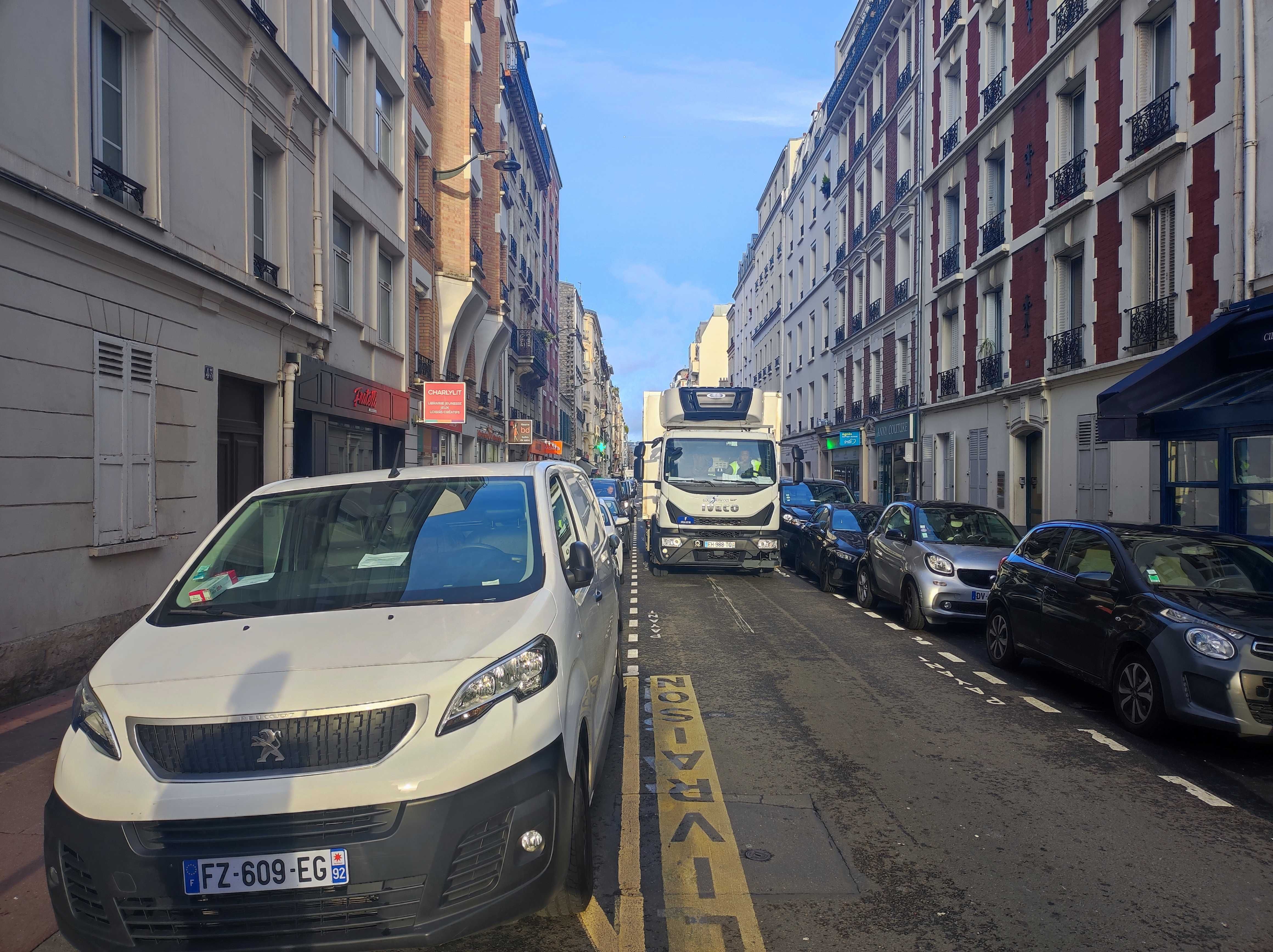 Place de parking avec indiqué "livraison"