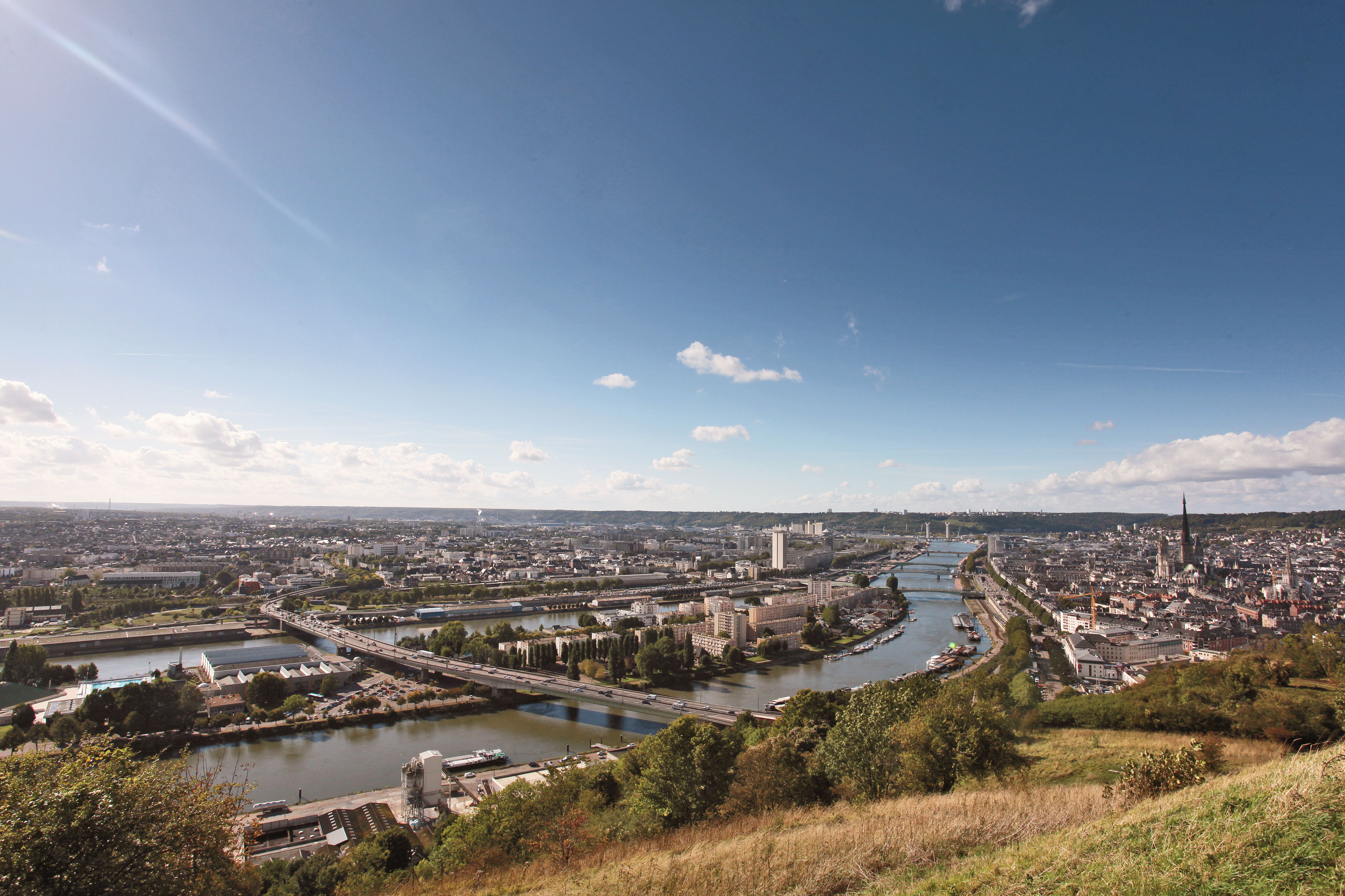 Vue aérienne de Rouen sous un grand ciel bleu
