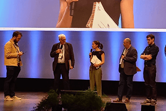 Manon LILAS au micro lors de la remise des labels Territoire Engagé Transition Ecologique